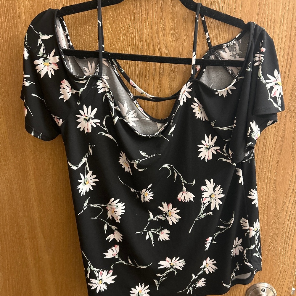 Kaleigh black top with white daisies